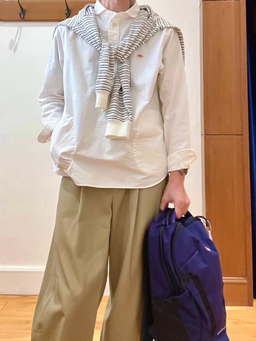 ホワイト系のシャツ/ブラウス、ホワイト系のTシャツ/カットソー、ブルー系のバックパック/リュックを着用したメンズの春コーディネートの9枚目の写真