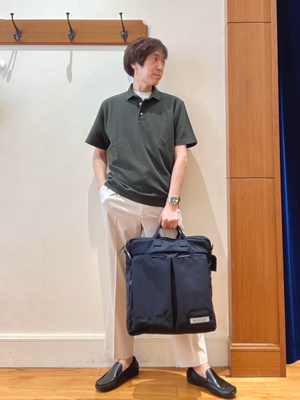 ホワイト系のTシャツ/カットソー、グリーン系のポロシャツ、ホワイト系のその他パンツを着用したメンズの夏コーディネートの8枚目の写真