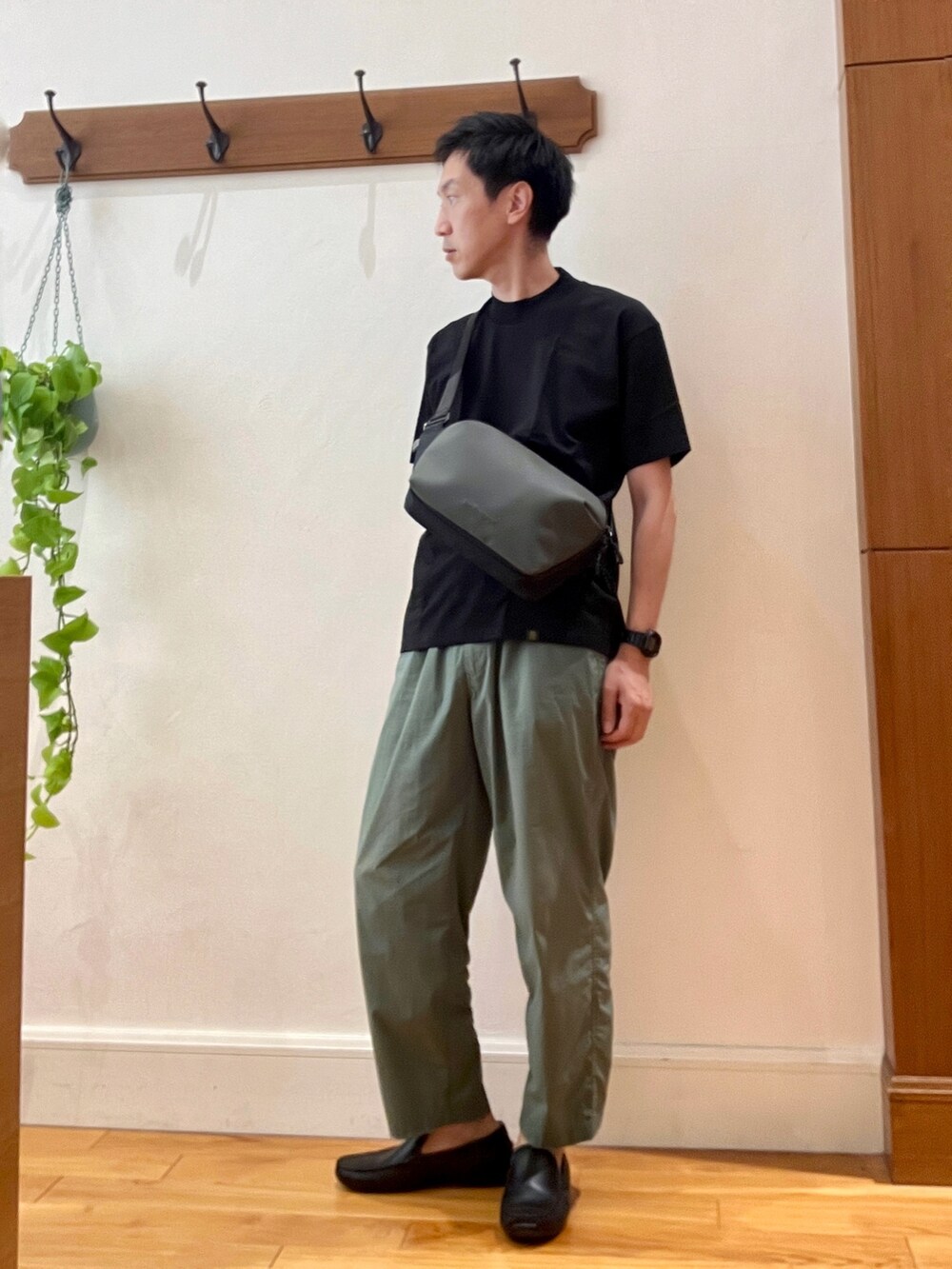 ブラック系のTシャツ/カットソー、グリーン系のショルダーバッグを着用したメンズの夏コーディネートの3枚目の写真