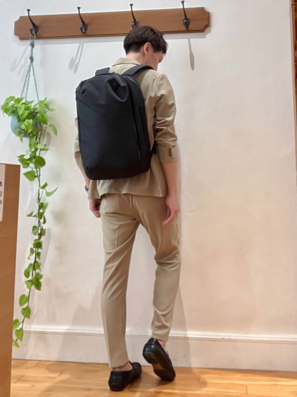 ベージュ系のテーラードジャケット、ブルー系のTシャツ/カットソー、ブラック系のバックパック/リュックを着用したメンズの春コーディネートの5枚目の写真