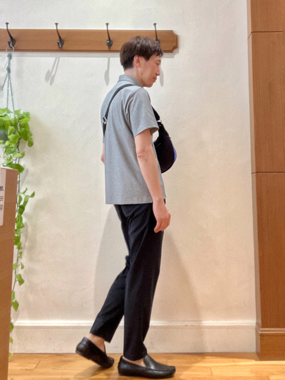 グレー系のポロシャツ、ブルー系のその他パンツ、ブルー系のショルダーバッグを着用したメンズの夏コーディネートの5枚目の写真