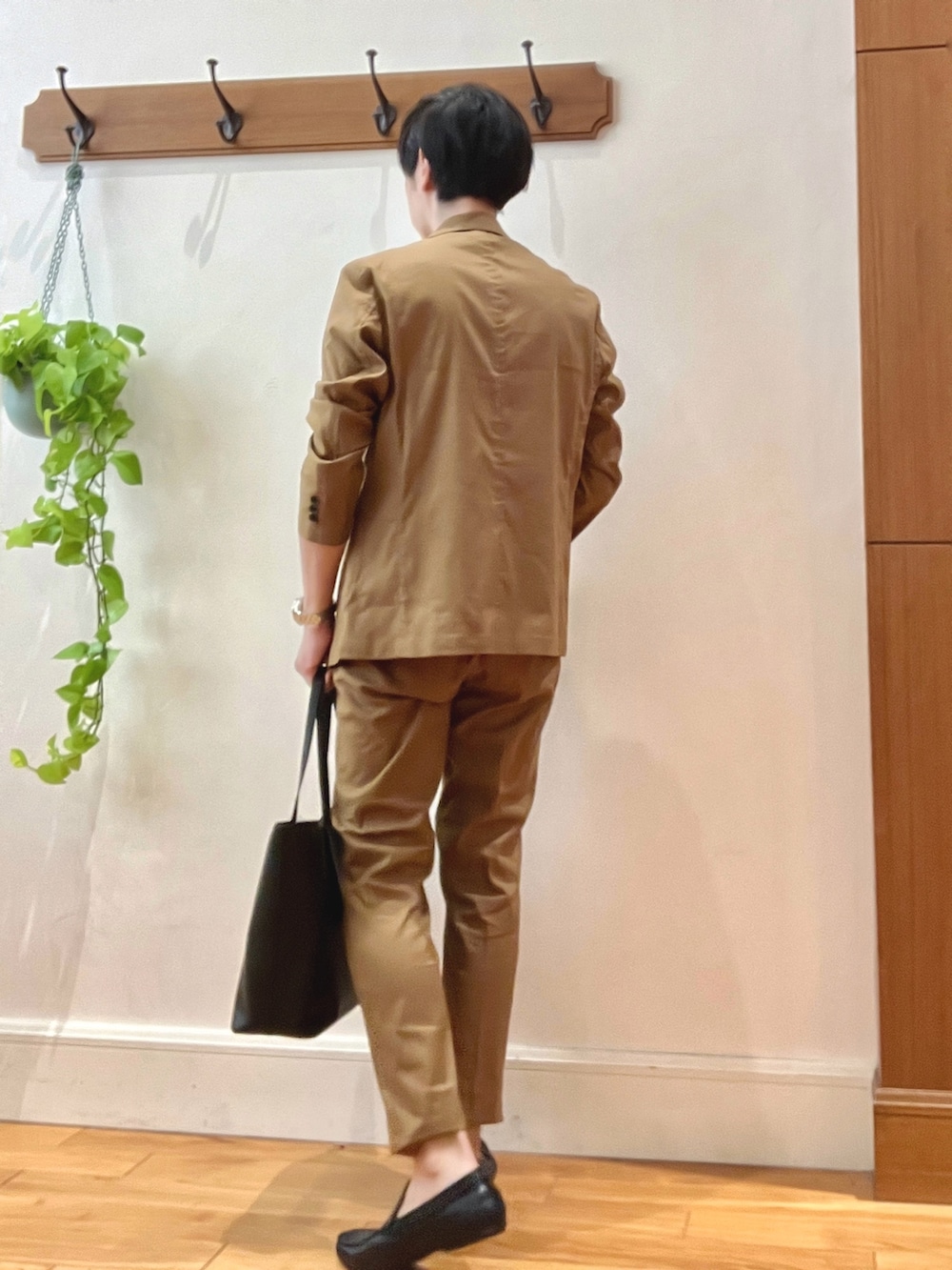 イエロー系のテーラードジャケット、ブルー系のTシャツ/カットソー、ブラック系のトートバッグを着用したメンズの夏コーディネートの4枚目の写真