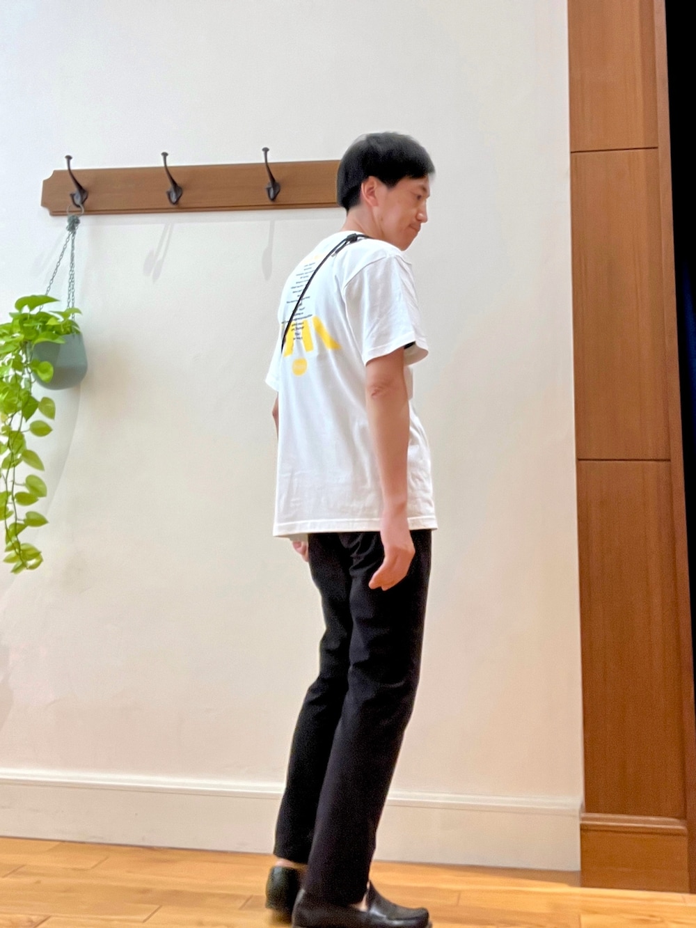 ホワイト系のTシャツ/カットソー、ブラック系のショルダーバッグ、ブルー系のその他パンツを着用したメンズの春コーディネートの5枚目の写真