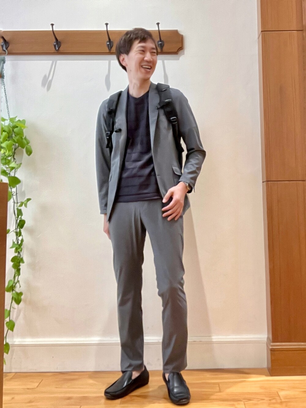 グレー系のテーラードジャケット、グレー系のTシャツ/カットソー、グレー系のその他パンツを着用したメンズの夏コーディネートの8枚目の写真