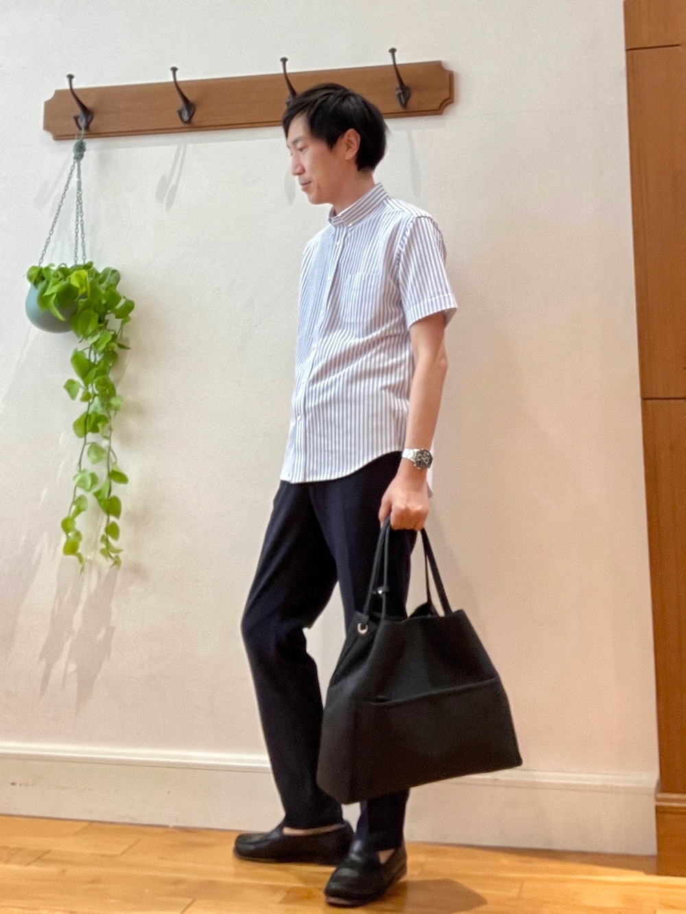 ホワイト系のシャツ/ブラウス、ブラック系のトートバッグ、ブルー系のその他パンツを着用したメンズの春コーディネートの3枚目の写真