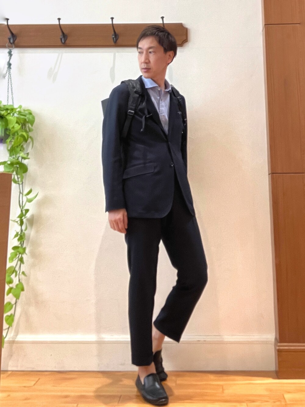 ブルー系のシャツ/ブラウス、ブラック系のバックパック/リュック、ブラック系のベルトを着用したメンズの春コーディネートの6枚目の写真