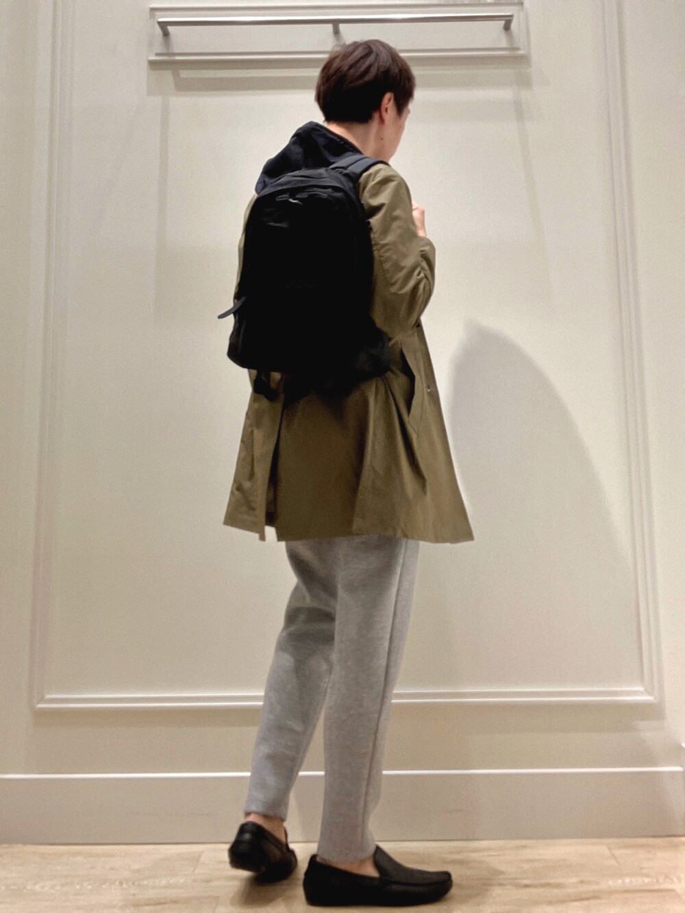 ブラック系のバックパック/リュック、グレー系のその他パンツ、ホワイト系のTシャツ/カットソーを着用したメンズの冬コーディネートの5枚目の写真