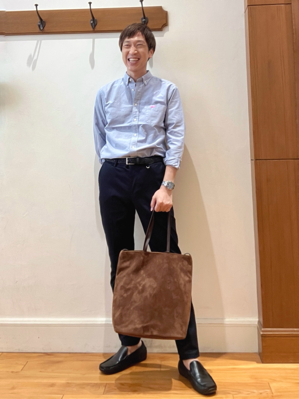 ブルー系のシャツ/ブラウス、ブルー系のチノパンツ、ホワイト系のTシャツ/カットソーを着用したメンズの夏コーディネートの5枚目の写真