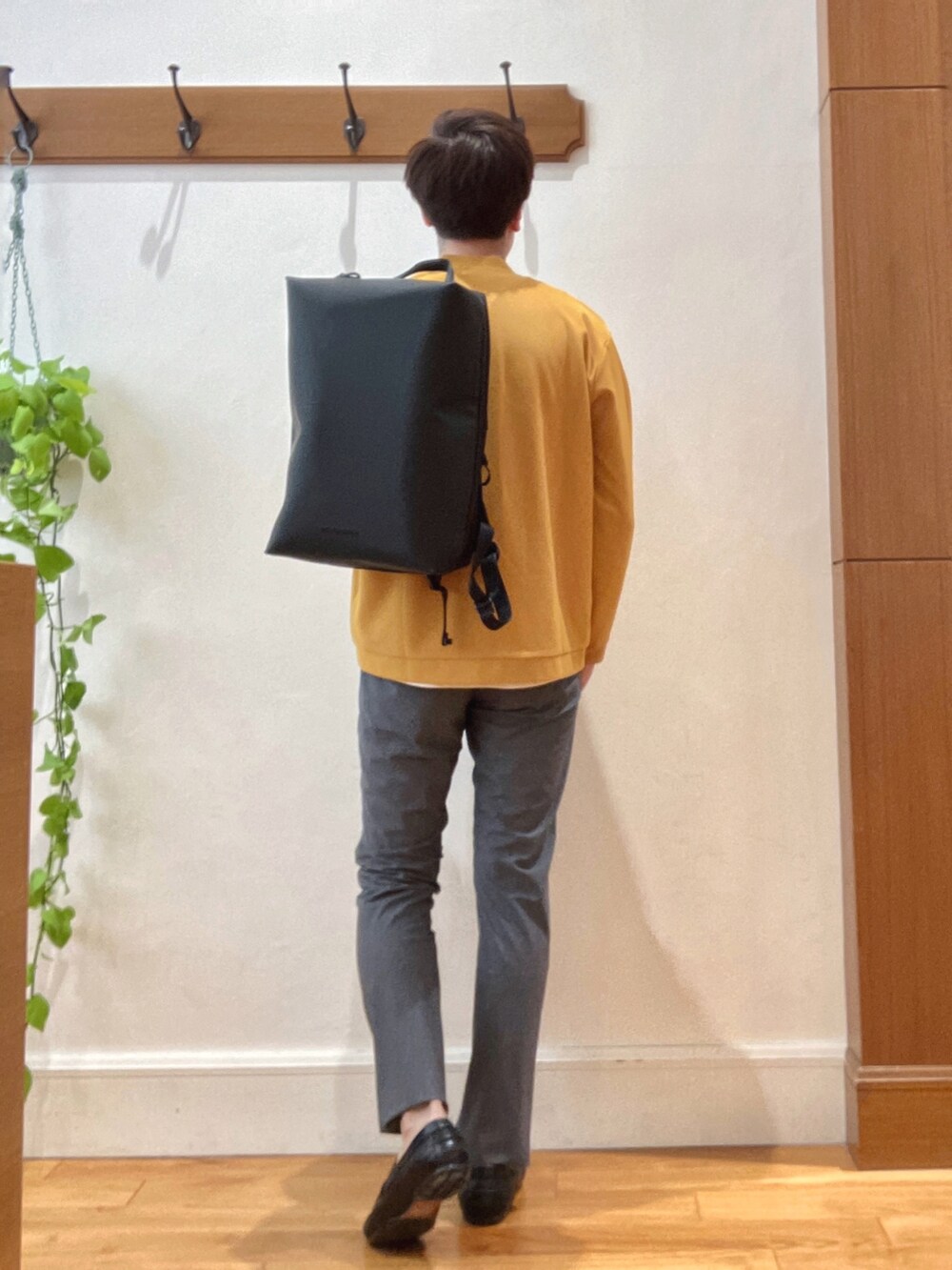 イエロー系のカーディガン/ボレロ、ホワイト系のTシャツ/カットソー、グレー系のその他パンツを着用したメンズの夏コーディネートの6枚目の写真