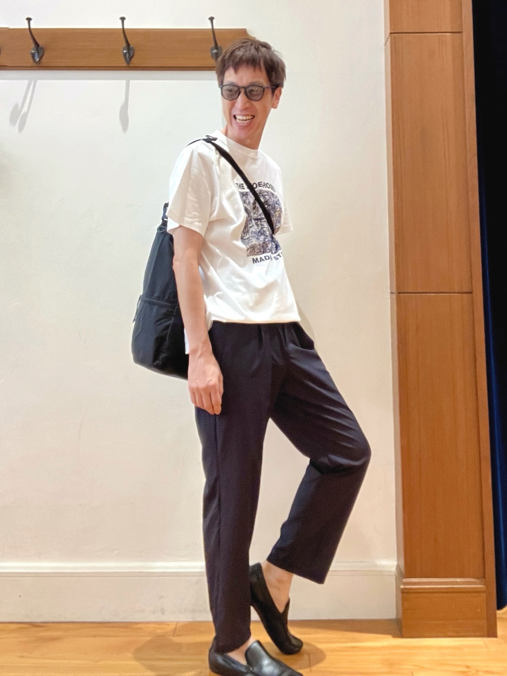 ホワイト系のTシャツ/カットソー、ブラック系のショルダーバッグ、グレー系のその他パンツを着用したメンズの夏コーディネートの7枚目の写真