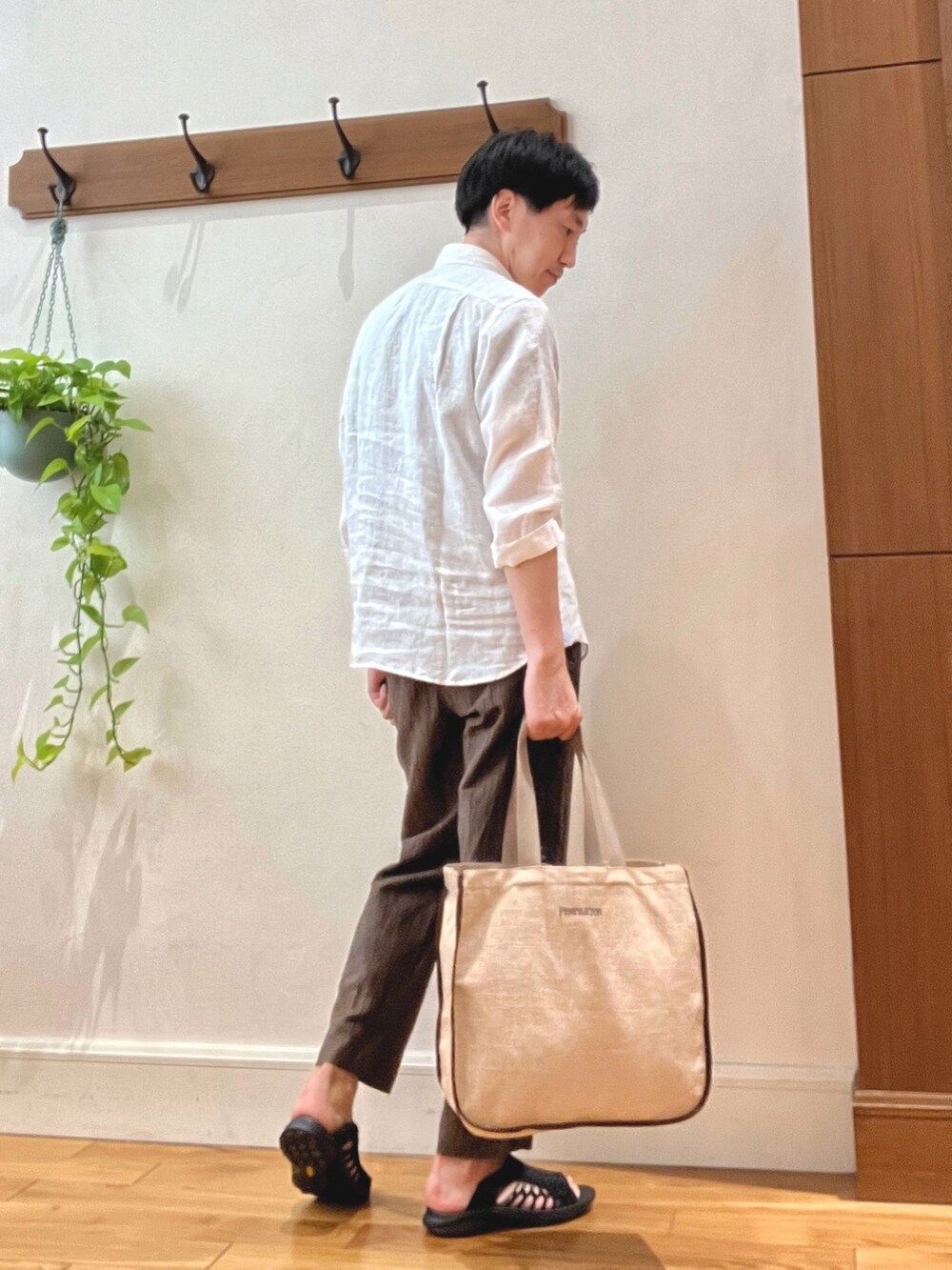 ホワイト系のシャツ/ブラウス、ブラウン系のその他パンツ、ブラック系のサンダルを着用したメンズの春コーディネートの4枚目の写真