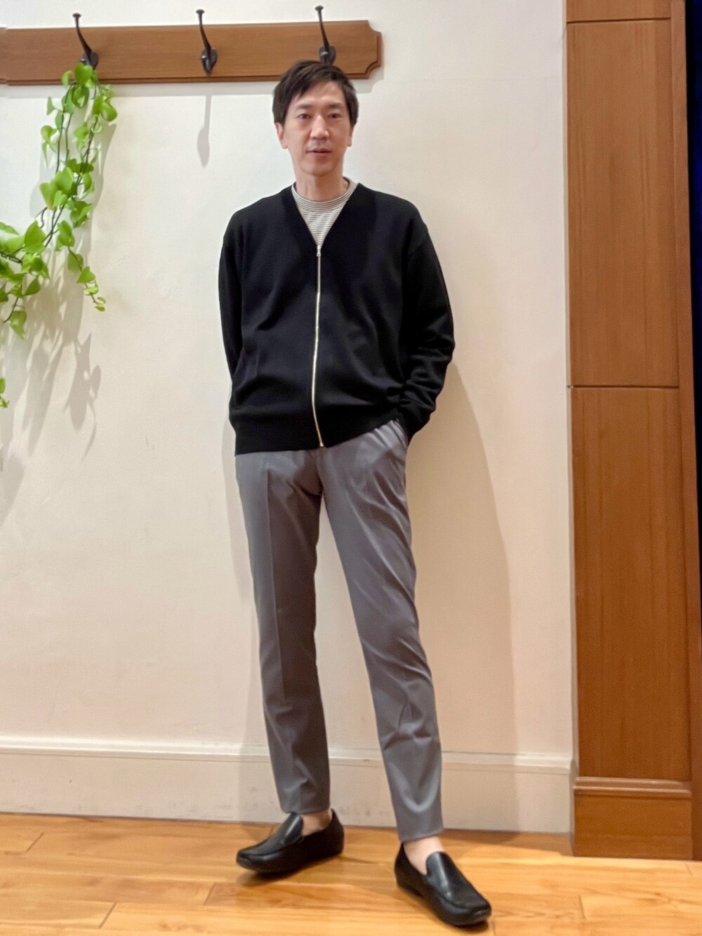 ブラック系のカーディガン/ボレロ、ホワイト系のTシャツ/カットソー、ブラック系のバックパック/リュックを着用したメンズの冬コーディネートの7枚目の写真