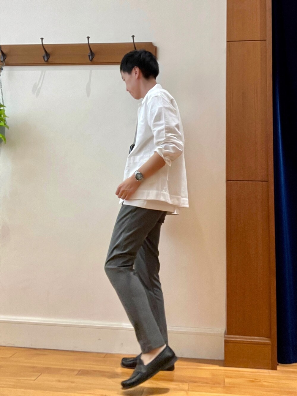 グレー系のその他パンツ、ホワイト系のカバーオール、ホワイト系のTシャツ/カットソーを着用したメンズの春コーディネートの5枚目の写真