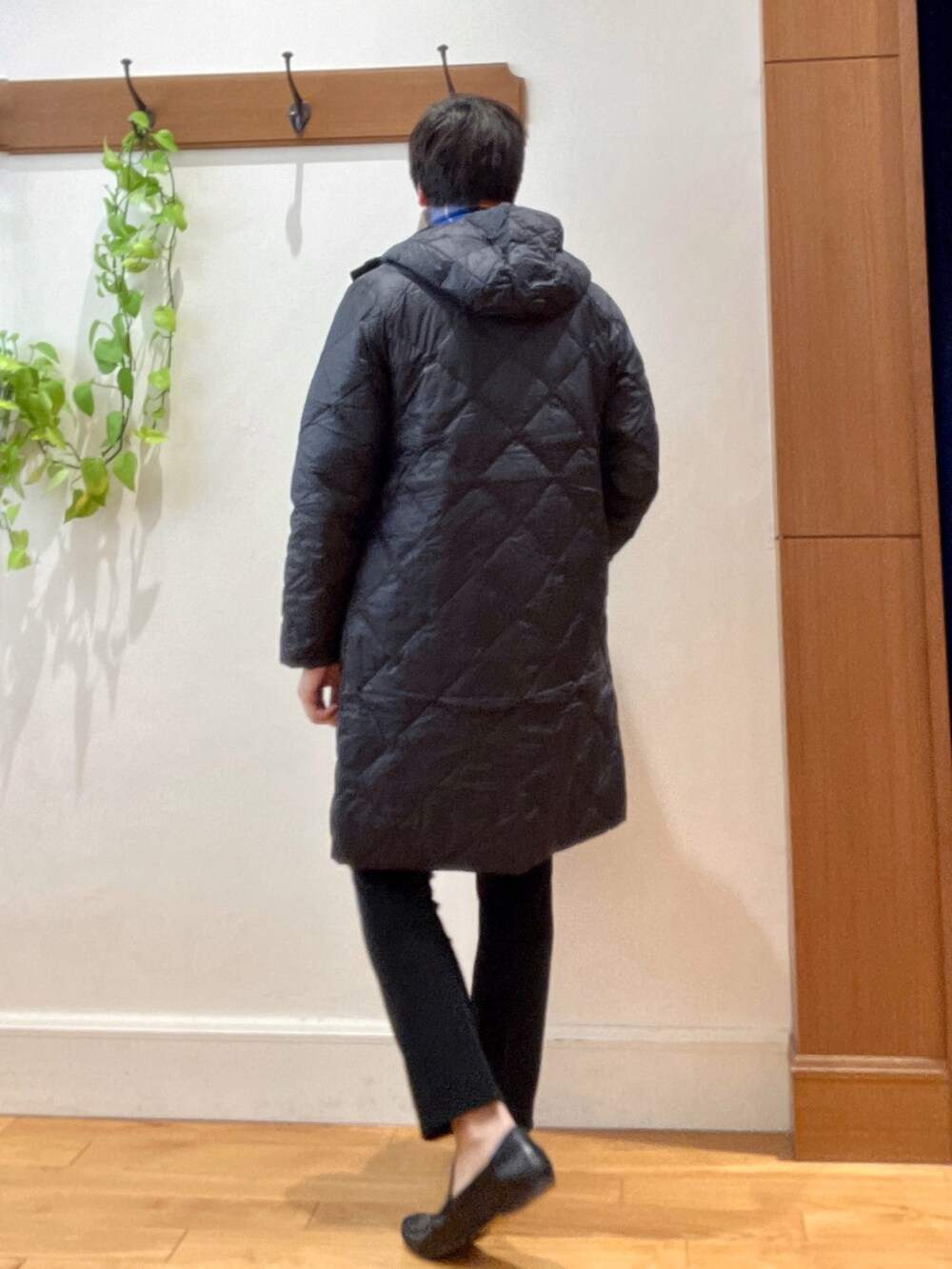 ブラック系のダウンジャケット/コート、グレー系のニット/セーター、ブラック系のその他パンツを着用したメンズの秋コーディネートの4枚目の写真