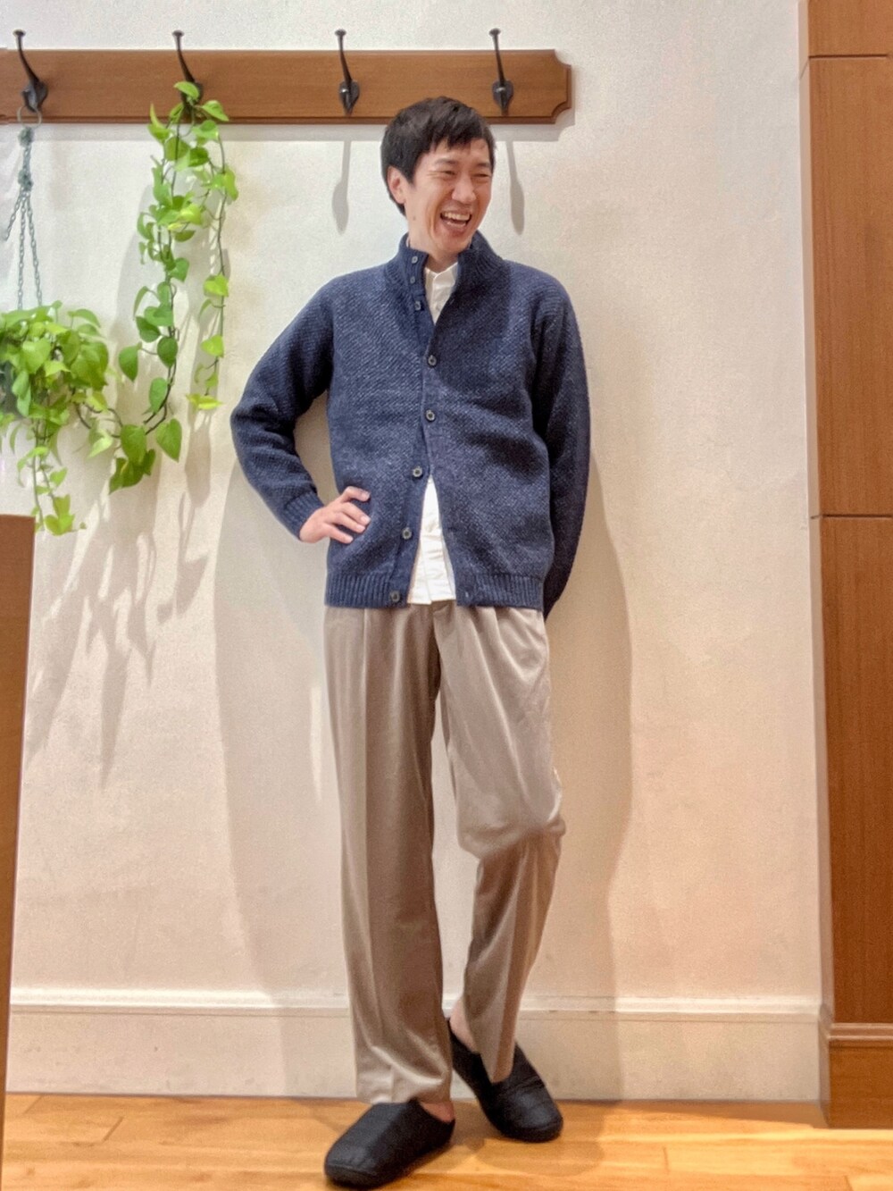 ブルー系のカーディガン/ボレロ、ホワイト系のシャツ/ブラウス、ベージュ系のその他パンツを着用したメンズの秋コーディネートの2枚目の写真