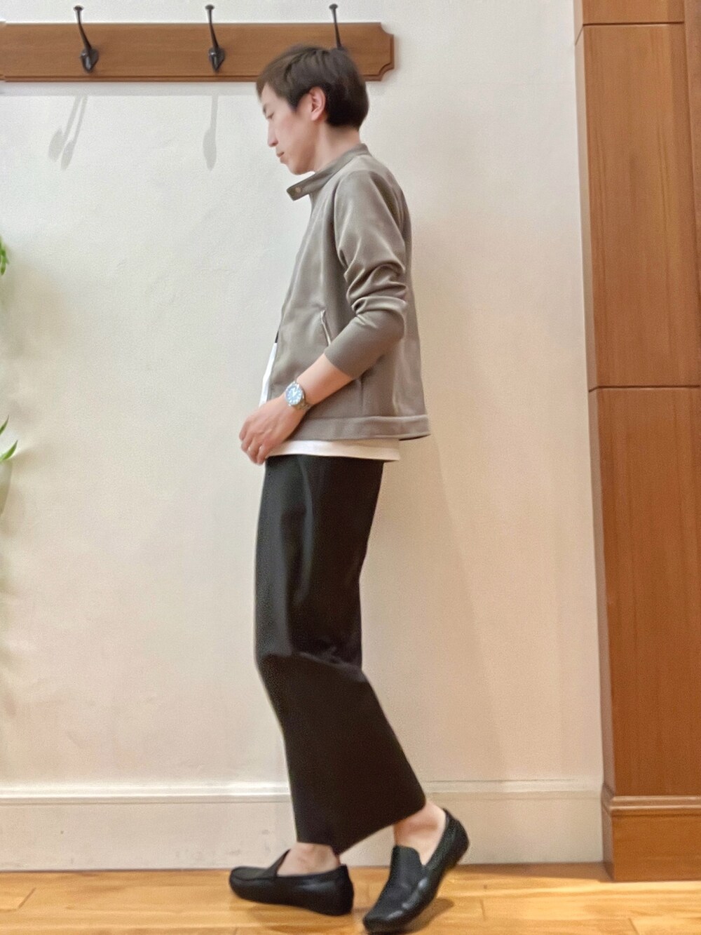 ホワイト系のTシャツ/カットソー、ベージュ系のブルゾンを着用したメンズの春コーディネートの3枚目の写真