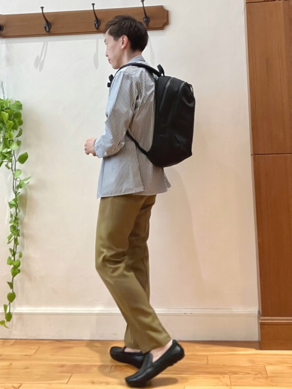 ブルー系のシャツ/ブラウス、ブルー系のTシャツ/カットソー、ベージュ系のその他パンツを着用したメンズの春コーディネートの4枚目の写真