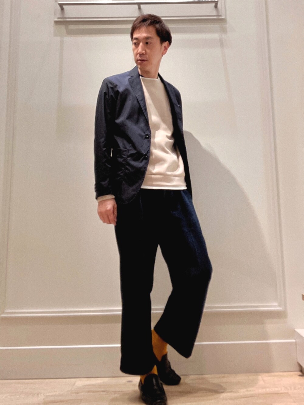 ブルー系のテーラードジャケット、ベージュ系のTシャツ/カットソーを着用したメンズの冬コーディネートの5枚目の写真