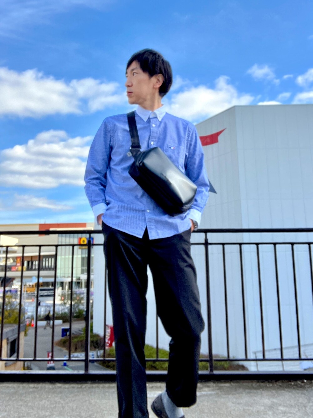 ブルー系のシャツ/ブラウス、ブラック系のボディバッグ/ウエストポーチを着用したメンズの冬コーディネートの4枚目の写真