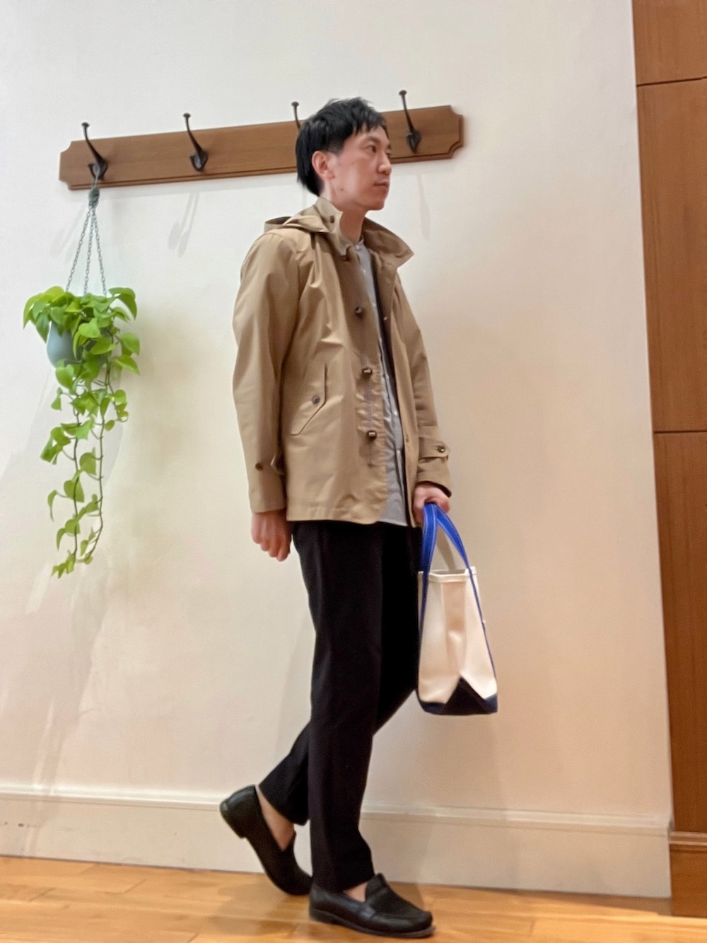 ベージュ系のブルゾン、ホワイト系のトートバッグ、ブラック系のシャツ/ブラウスを着用したメンズの春コーディネートの3枚目の写真