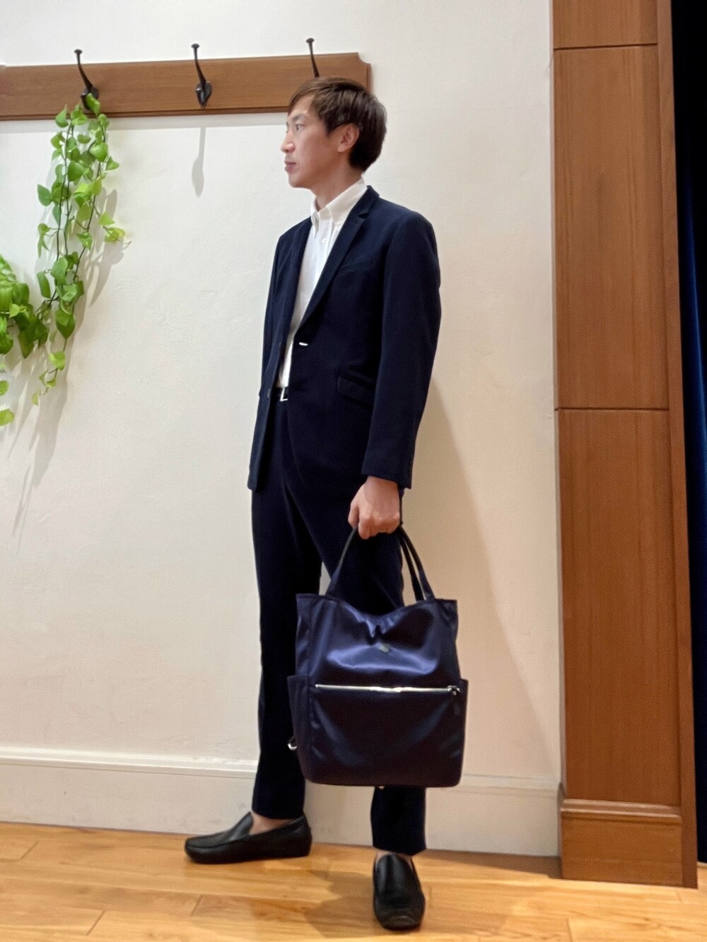 ブルー系のテーラードジャケット、ホワイト系のシャツ/ブラウス、ブラック系のその他パンツを着用したメンズの秋コーディネートの3枚目の写真