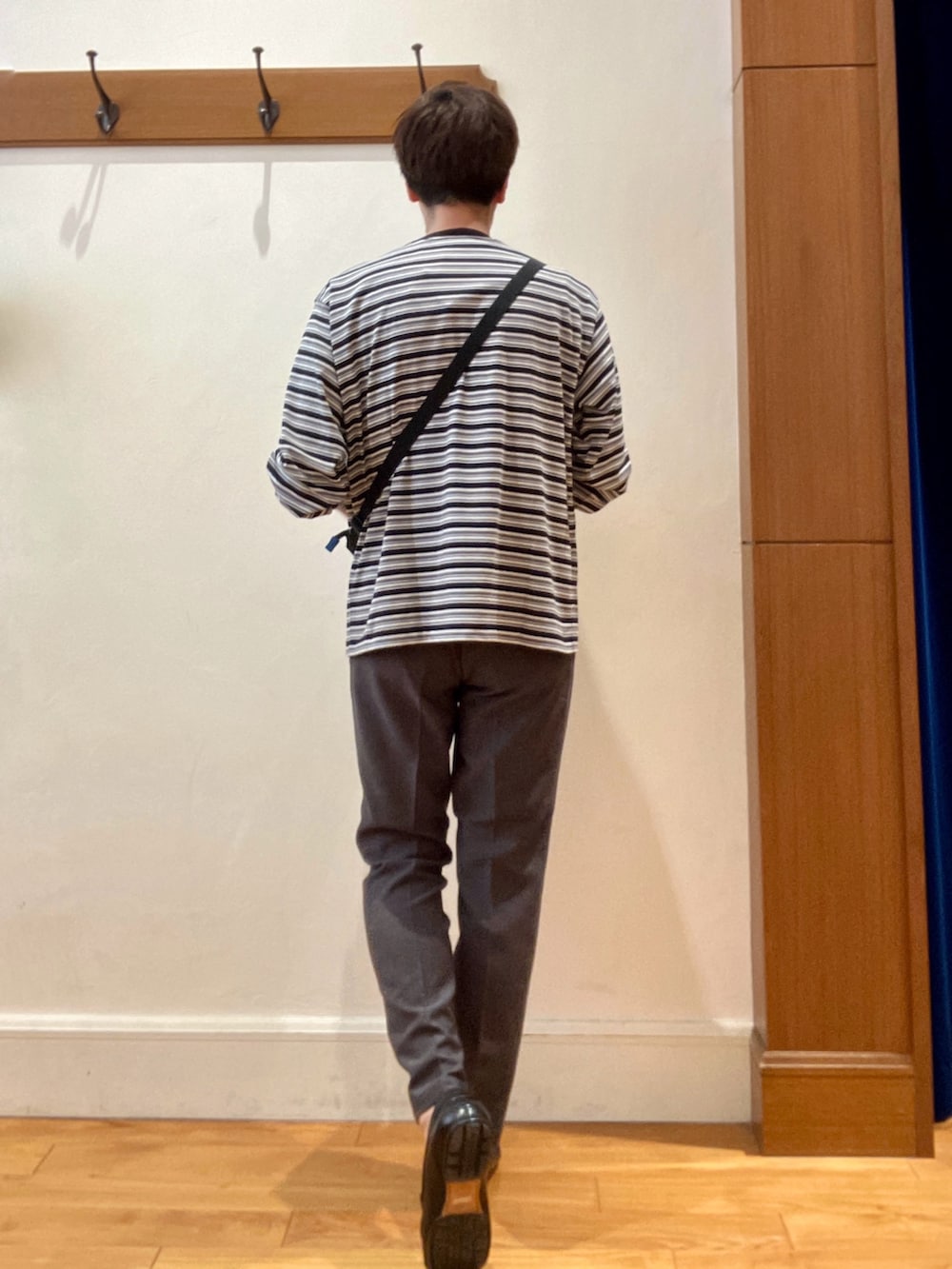 ブラック系のTシャツ/カットソー、グレー系のその他パンツ、ブルー系のショルダーバッグを着用したメンズの夏コーディネートの4枚目の写真