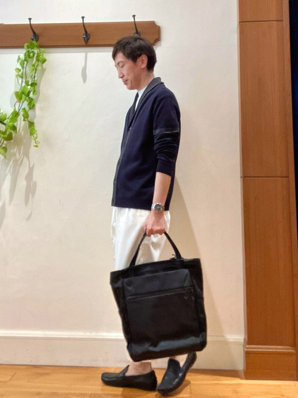 ブルー系のカーディガン/ボレロ、ホワイト系のTシャツ/カットソー、ホワイト系のデニムパンツを着用したメンズの冬コーディネートの4枚目の写真