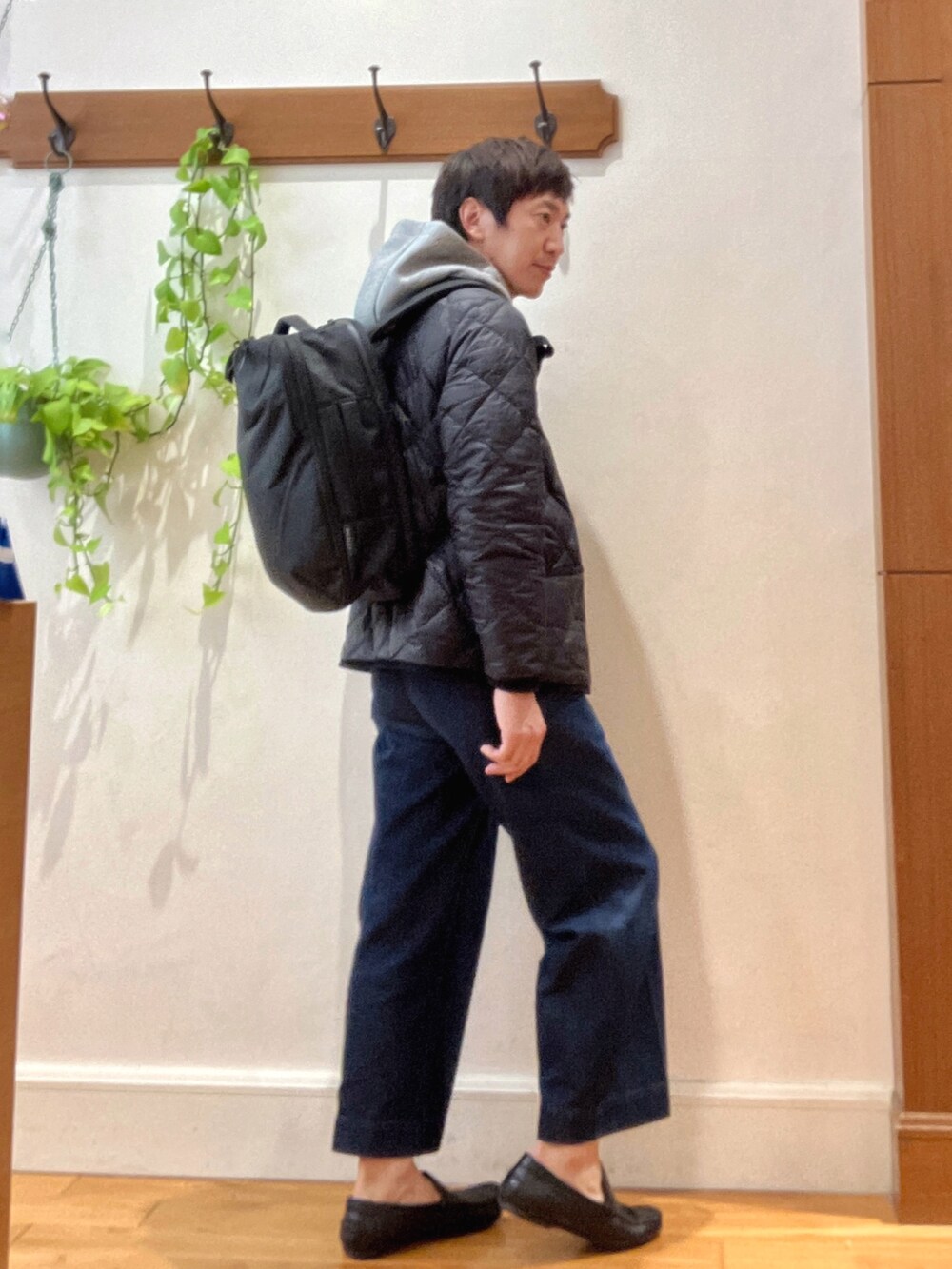 ブラック系のダウンジャケット/コート、グレー系のパーカー、ブラック系のバックパック/リュックを着用したメンズの秋コーディネートの6枚目の写真