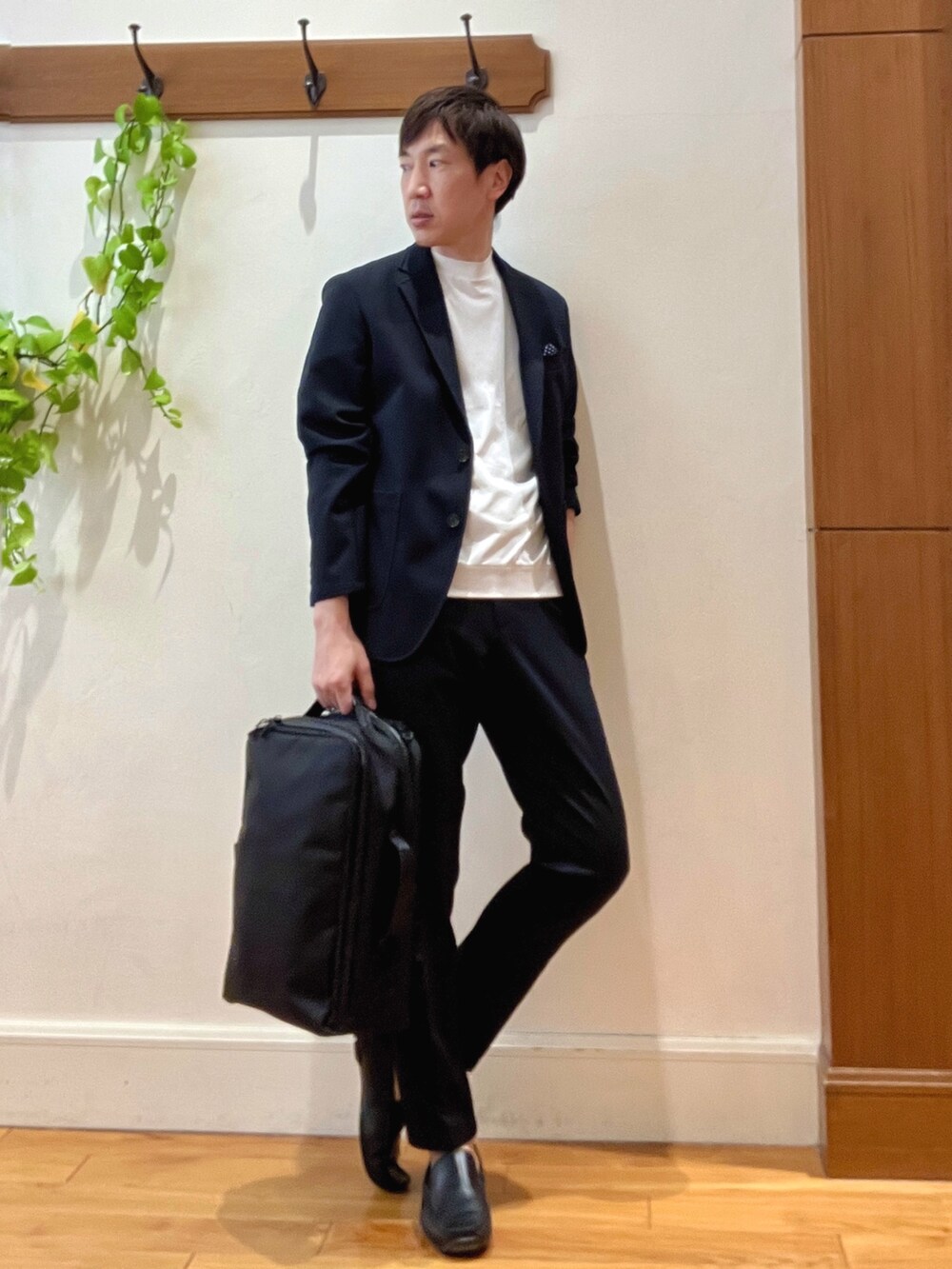 ブルー系のテーラードジャケット、ホワイト系のTシャツ/カットソー、ブルー系のその他パンツを着用したメンズの冬コーディネートの4枚目の写真