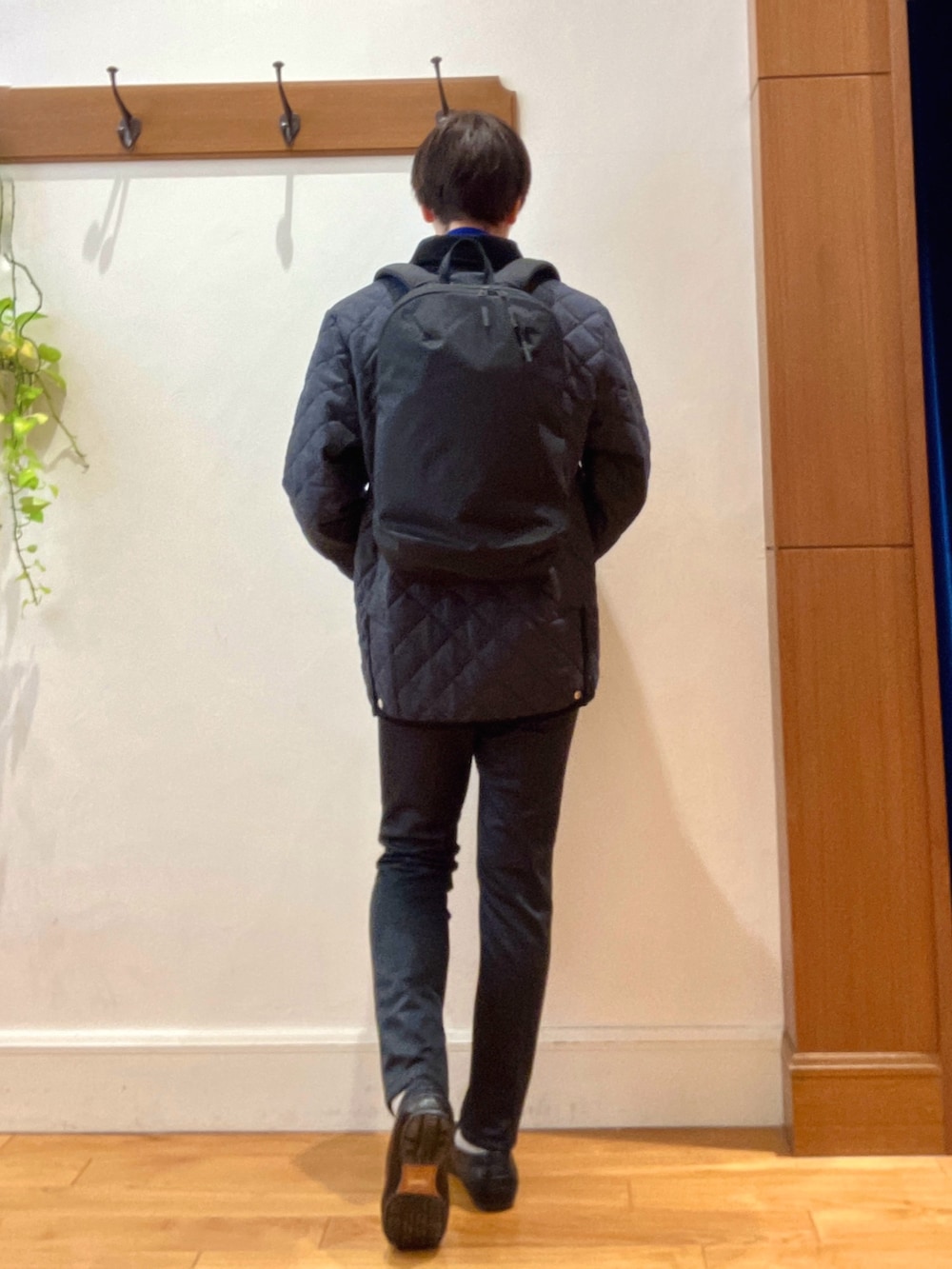 グレー系のその他パンツ、ブラック系のバックパック/リュック、グレー系のブルゾンを着用したメンズの秋コーディネートの5枚目の写真
