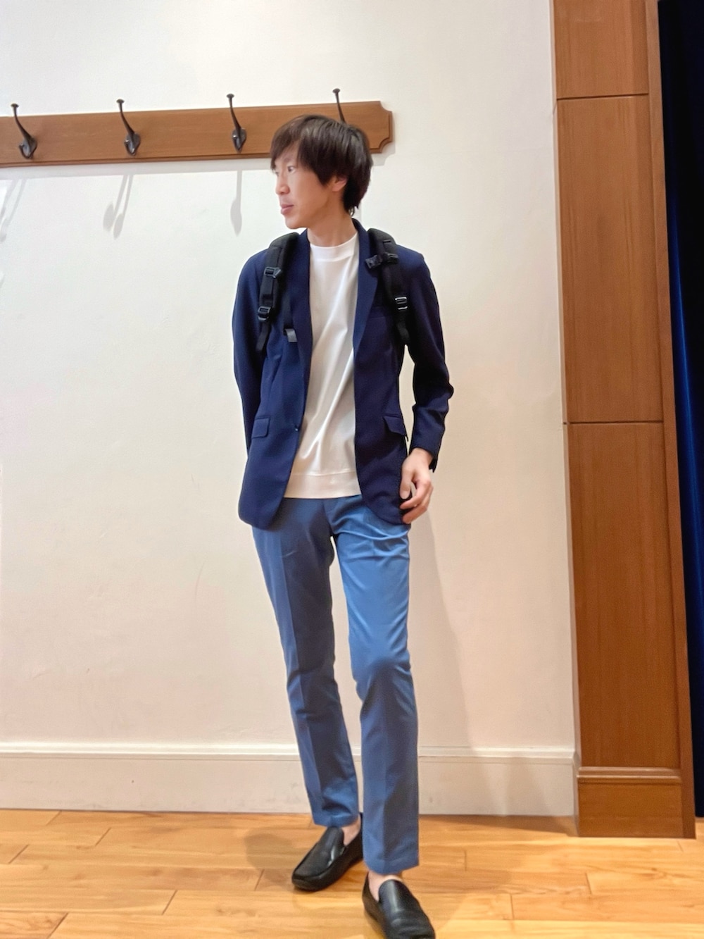 ブルー系のテーラードジャケット、ホワイト系のTシャツ/カットソー、ブルー系のその他パンツを着用したメンズの春コーディネートの9枚目の写真