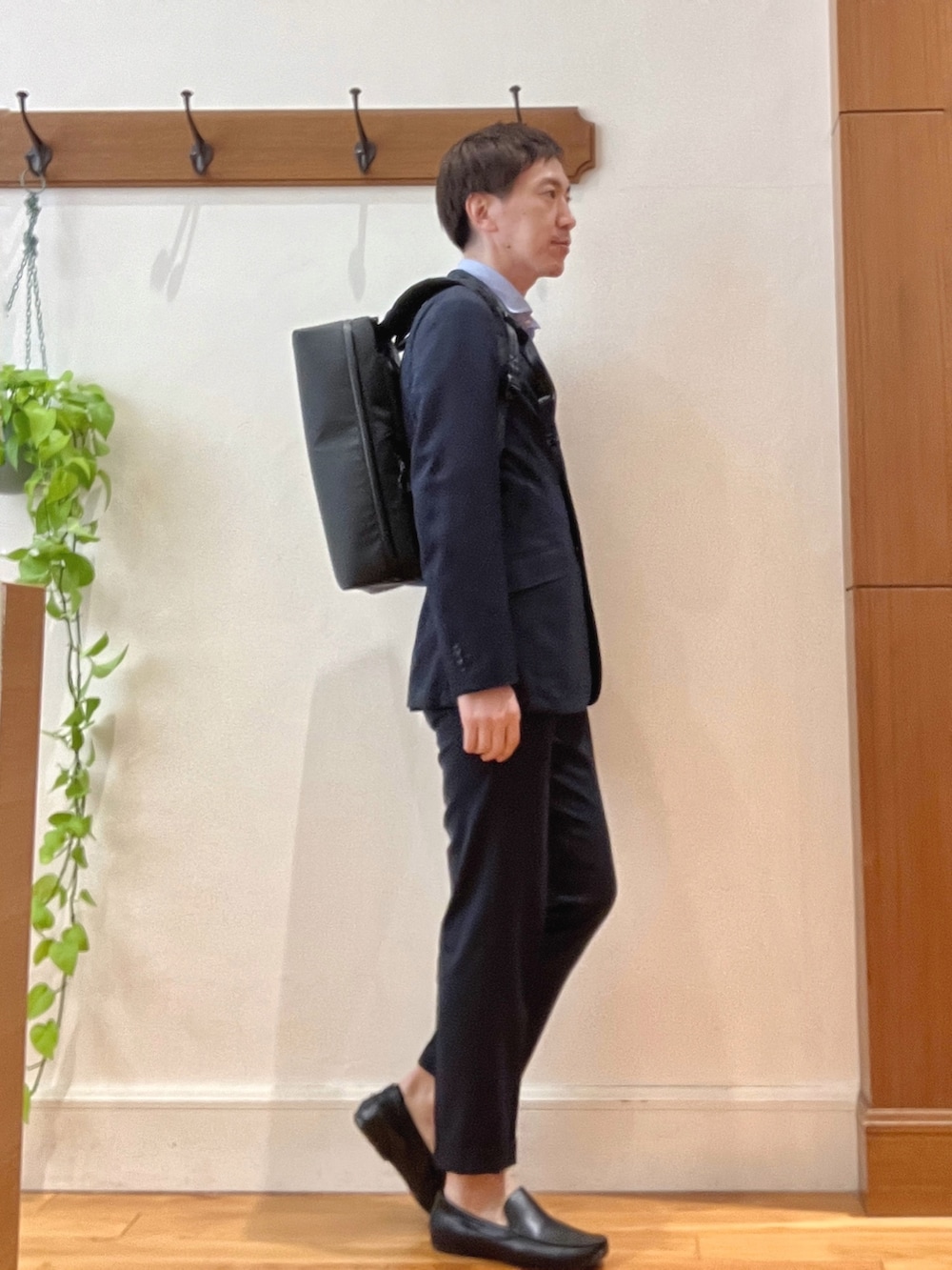 ブルー系のシャツ/ブラウス、ブラック系のバックパック/リュック、ブラック系のベルトを着用したメンズの春コーディネートの5枚目の写真