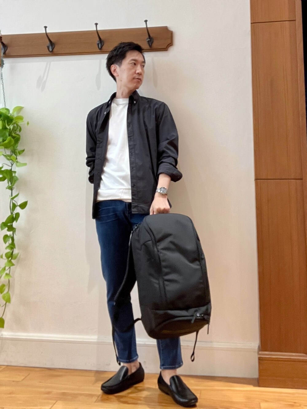 ブラック系のバックパック/リュック、ブラック系のシャツ/ブラウス、ホワイト系のTシャツ/カットソーを着用したメンズの秋コーディネートの2枚目の写真