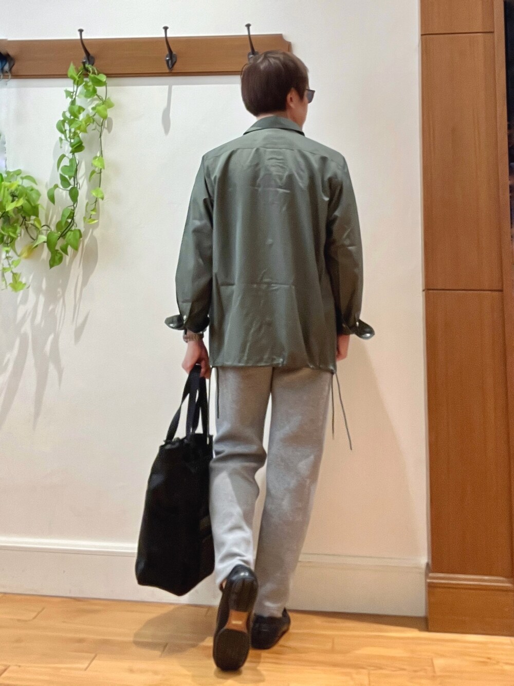 グリーン系のシャツ/ブラウス、ホワイト系のTシャツ/カットソー、グレー系のその他パンツを着用したメンズの秋コーディネートの5枚目の写真