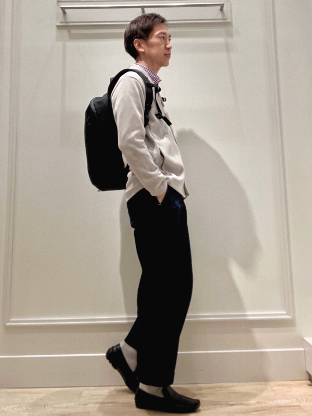 ベージュ系のカーディガン/ボレロ、ブラック系のバックパック/リュックを着用したメンズの冬コーディネートの5枚目の写真