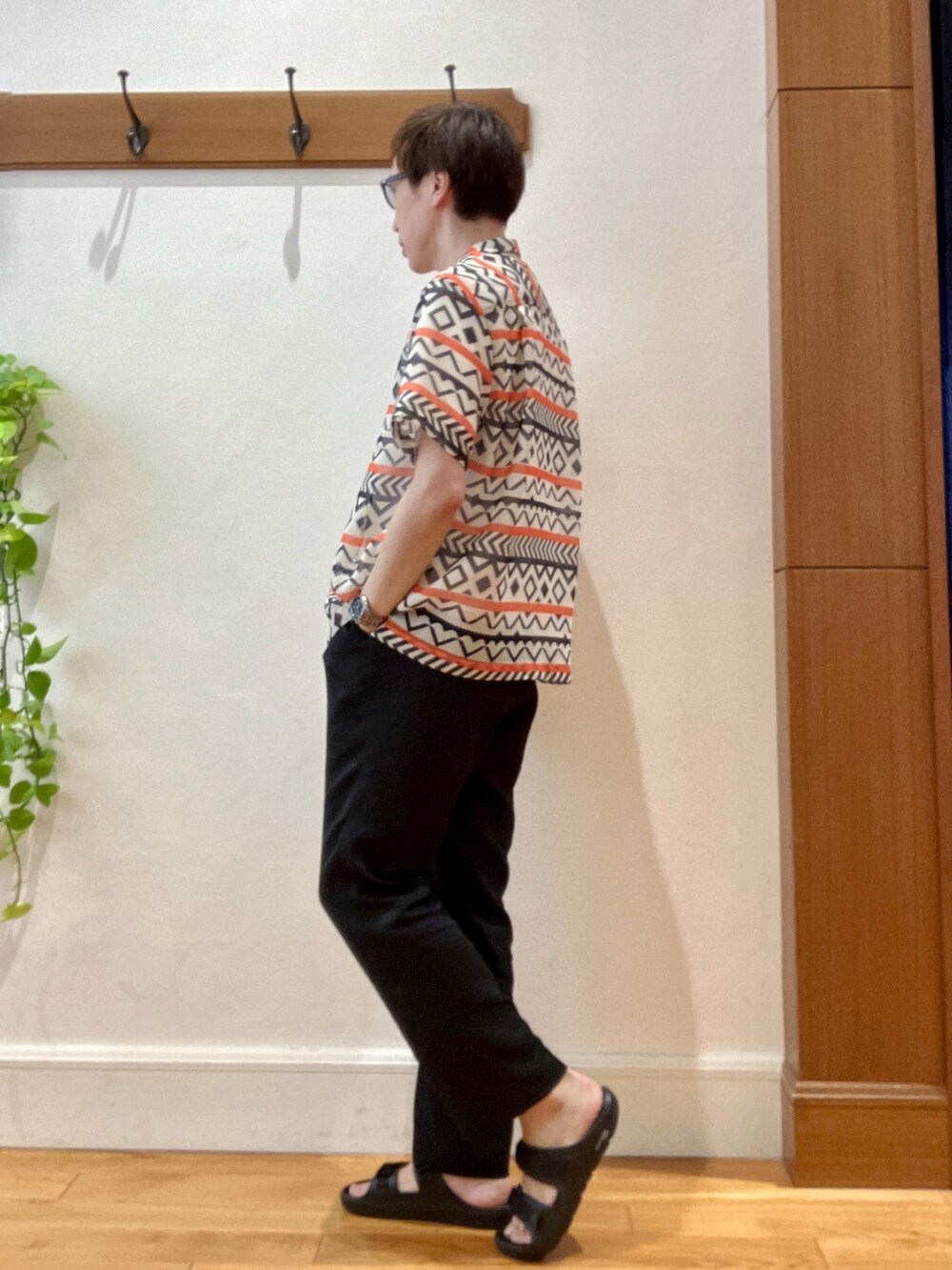 ブラック系のサンダル、ブラック系のその他パンツ、ホワイト系のTシャツ/カットソーを着用したメンズの夏コーディネートの3枚目の写真