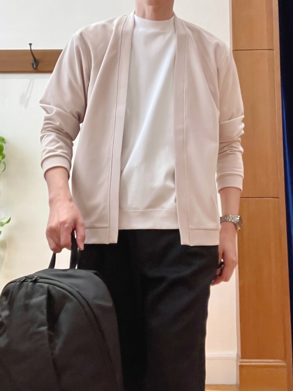 ホワイト系のTシャツ/カットソー、ブラック系のその他パンツ、ブラック系のバックパック/リュックを着用したメンズの春コーディネートの8枚目の写真