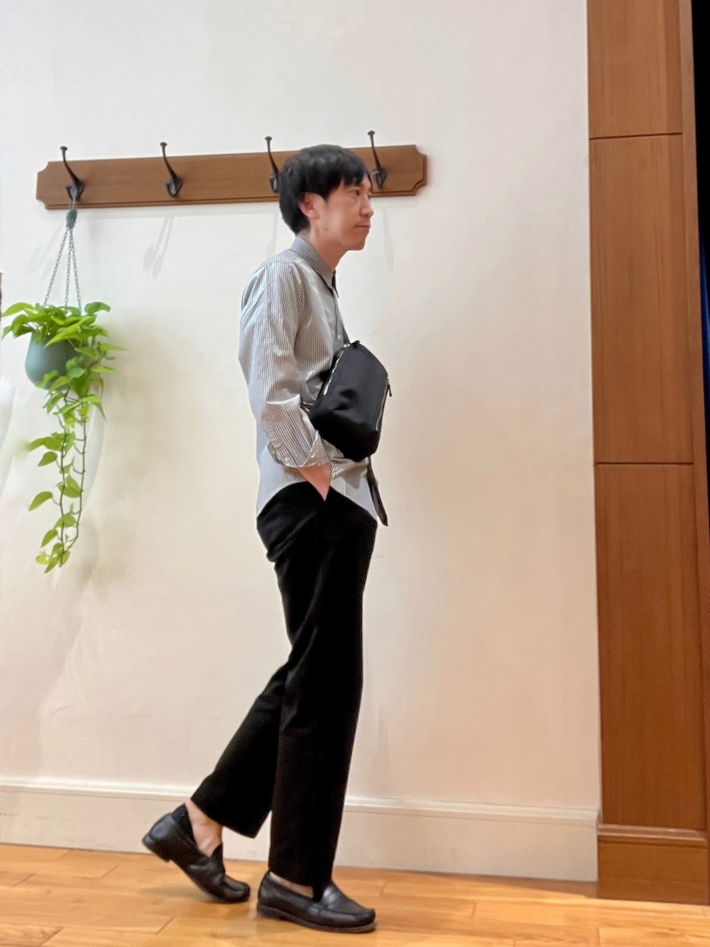 ブラック系のボディバッグ/ウエストポーチ、ブラック系のシャツ/ブラウスを着用したメンズの冬コーディネートの4枚目の写真