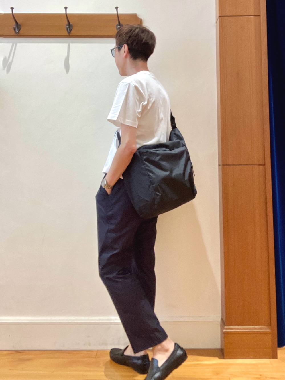 ホワイト系のTシャツ/カットソー、ブラック系のショルダーバッグ、グレー系のその他パンツを着用したメンズの夏コーディネートの4枚目の写真