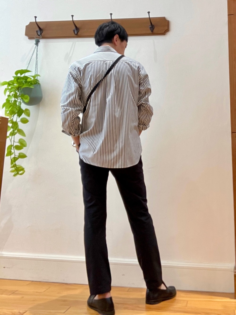 グレー系のシャツ/ブラウス、ブルー系のその他パンツ、ブルー系のTシャツ/カットソーを着用したメンズの春コーディネートの6枚目の写真