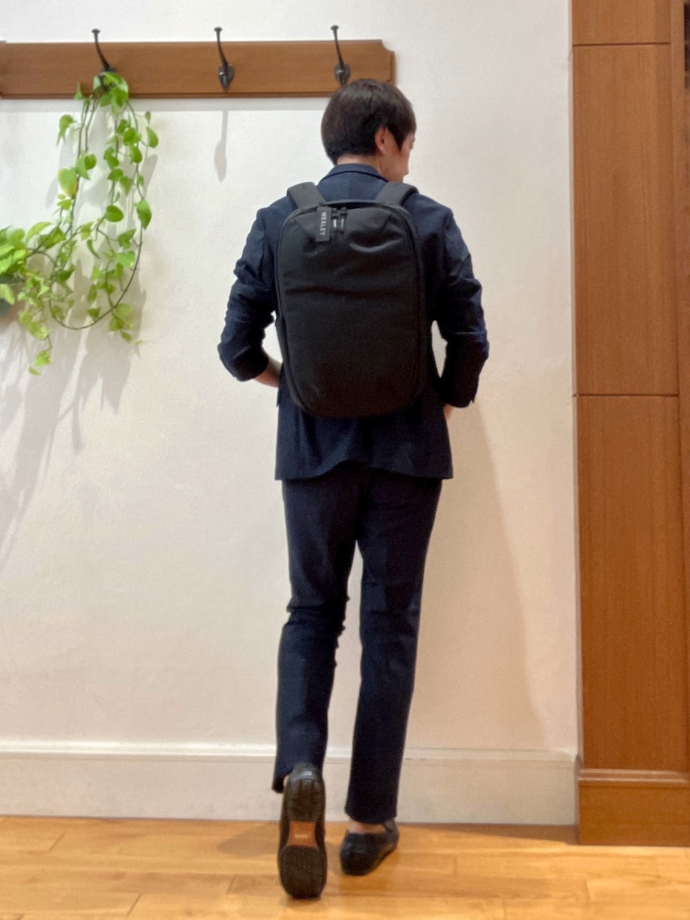 グレー系のTシャツ/カットソー、グレー系のテーラードジャケット、グレー系のその他パンツを着用したメンズの秋コーディネートの4枚目の写真