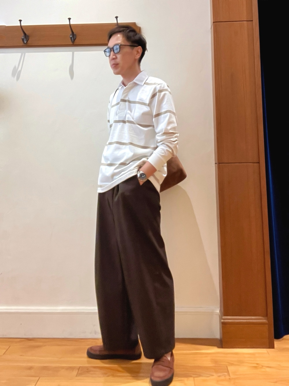 イエロー系のショルダーバッグ、ブラウン系のスニーカー、ホワイト系のTシャツ/カットソーを着用したメンズの秋コーディネートの3枚目の写真