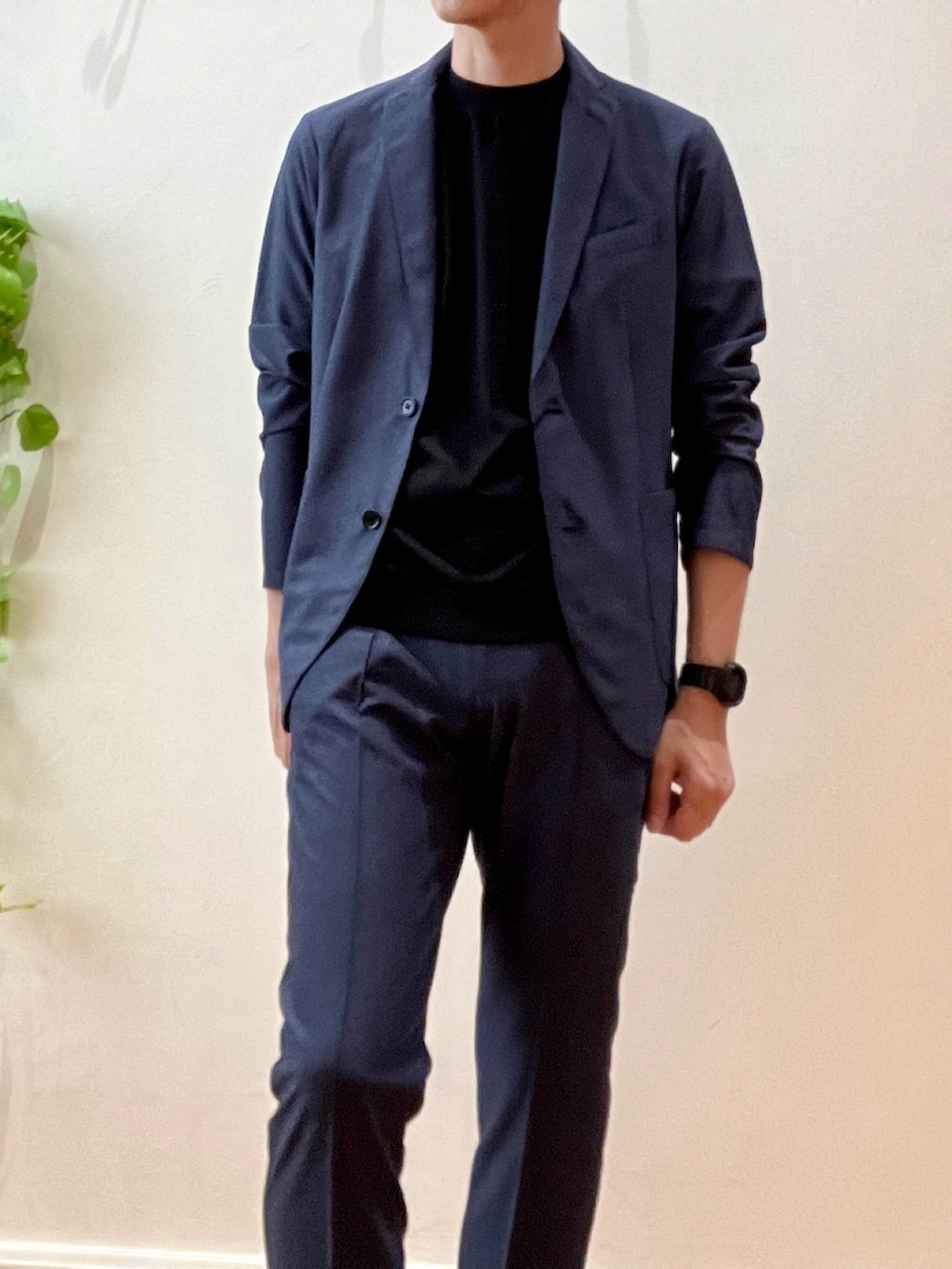 ブラック系のTシャツ/カットソー、ブルー系のその他パンツ、ブルー系のテーラードジャケットを着用したメンズの夏コーディネートの7枚目の写真