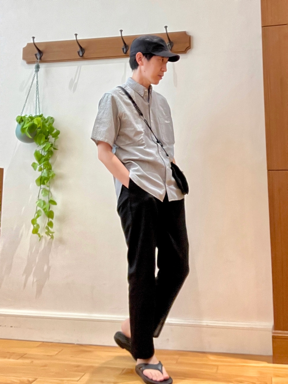 ブラック系のシャツ/ブラウス、ブラック系のショルダーバッグ、ブラック系のサンダルを着用したメンズの春コーディネートの6枚目の写真