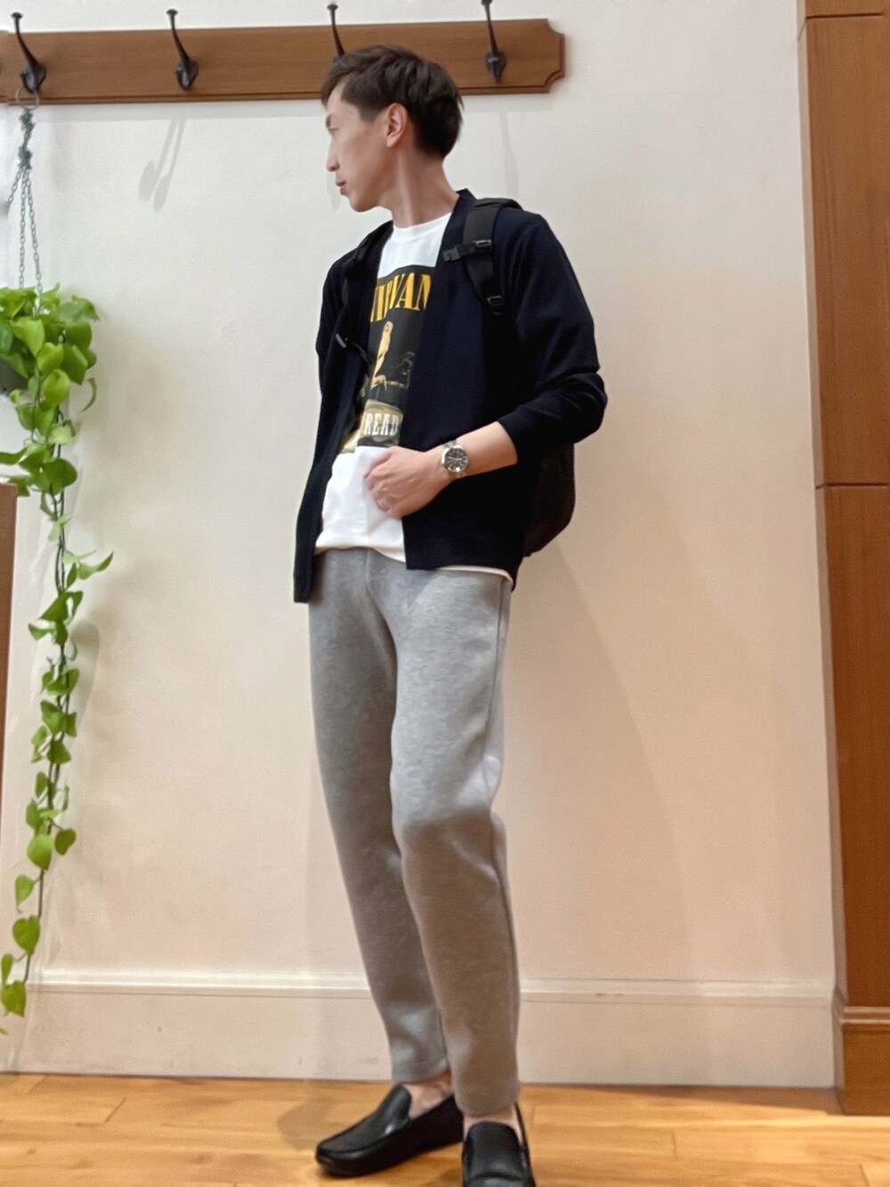 ホワイト系のTシャツ/カットソー、グレー系のその他パンツ、ブラック系のバックパック/リュックを着用したメンズの春コーディネートの3枚目の写真