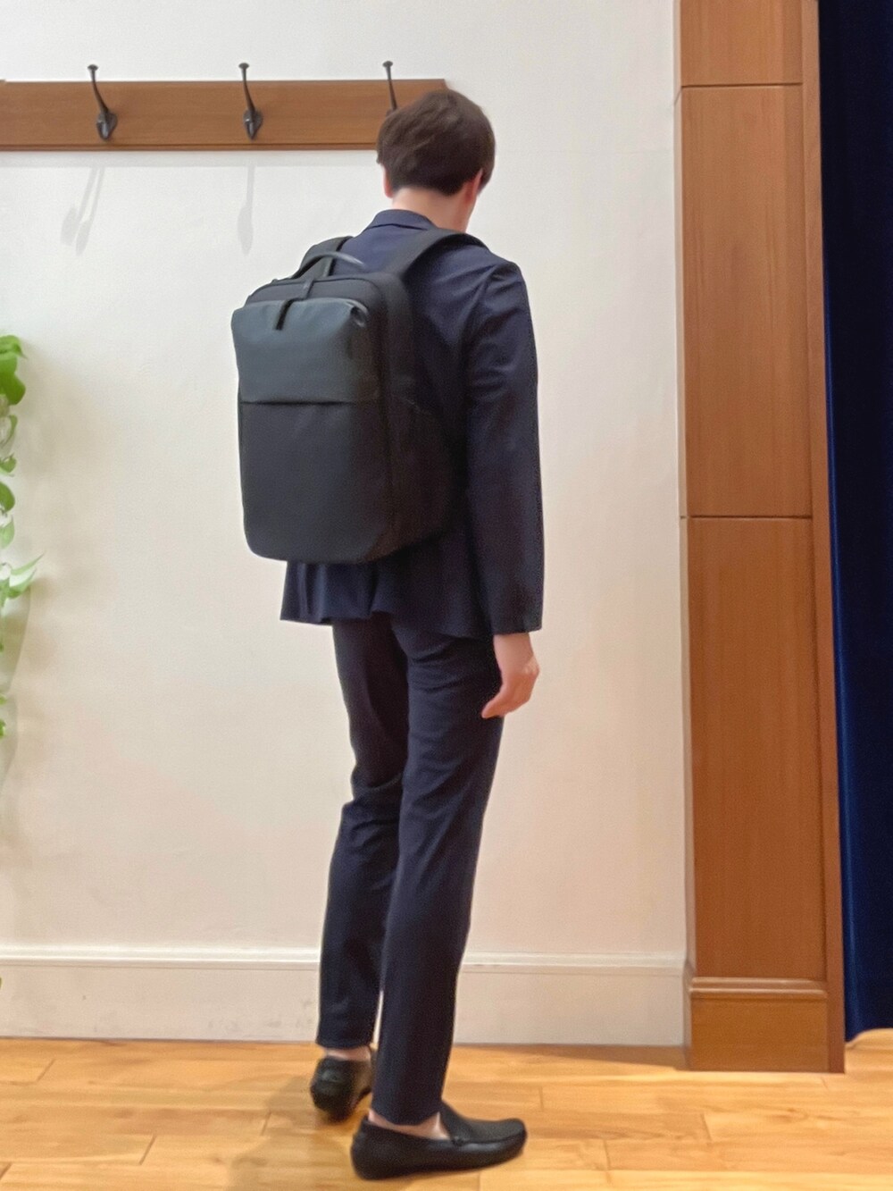 ブルー系のテーラードジャケット、ブルー系のその他パンツ、ブラック系のバックパック/リュックを着用したメンズの春コーディネートの5枚目の写真
