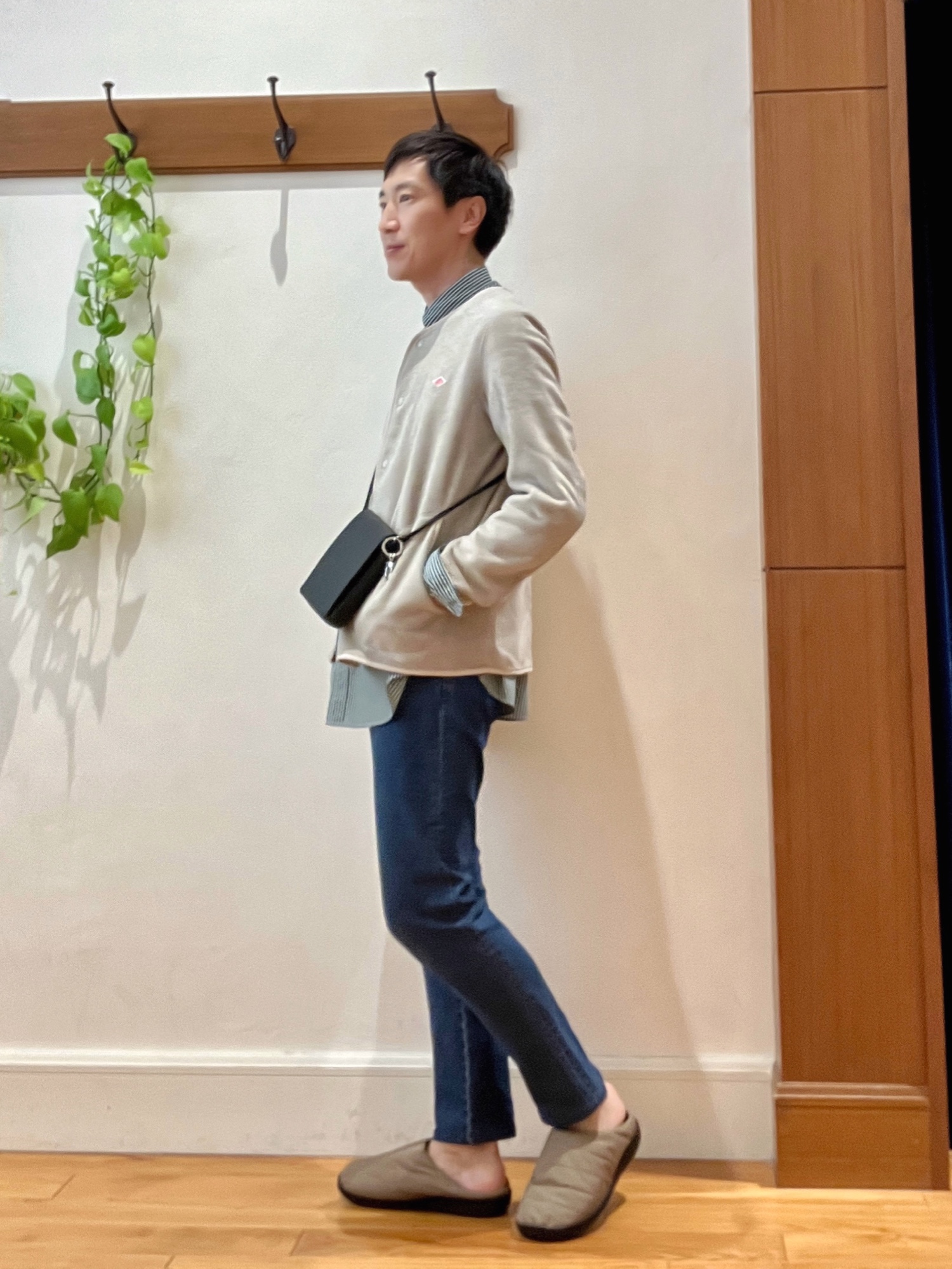 ホワイト系のブルゾン、グリーン系のシャツ/ブラウス、ブラック系のショルダーバッグを着用したメンズの秋コーディネートの3枚目の写真