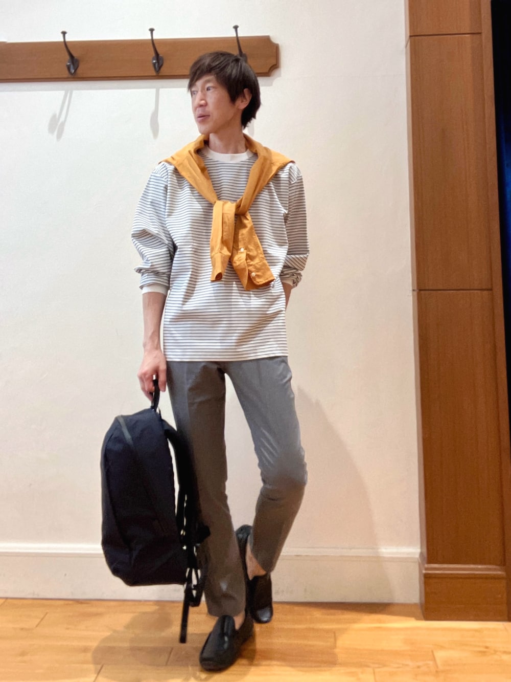 オレンジ系のシャツ/ブラウス、ホワイト系のTシャツ/カットソー、グレー系のその他パンツを着用したメンズの春コーディネートの2枚目の写真