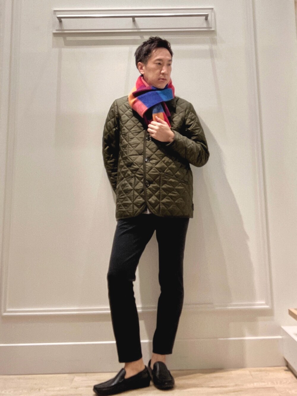 ブラック系のシャツ/ブラウス、グリーン系のブルゾン、その他のマフラーを着用したメンズの秋コーディネートの3枚目の写真
