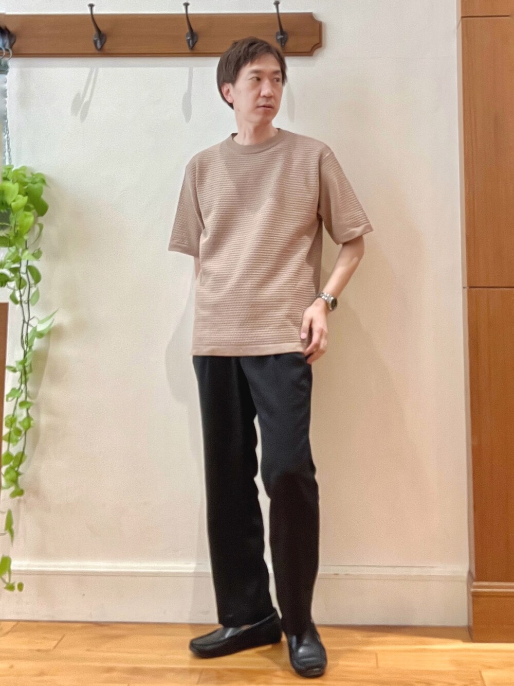 ベージュ系のニット/セーター、ブラック系のその他パンツ、グレー系のショルダーバッグを着用したメンズの春コーディネートの3枚目の写真